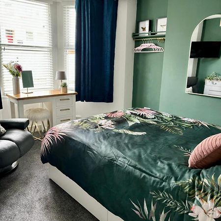 Stylish And Chic Seaside Apartment Southend-on-Sea Bagian luar foto