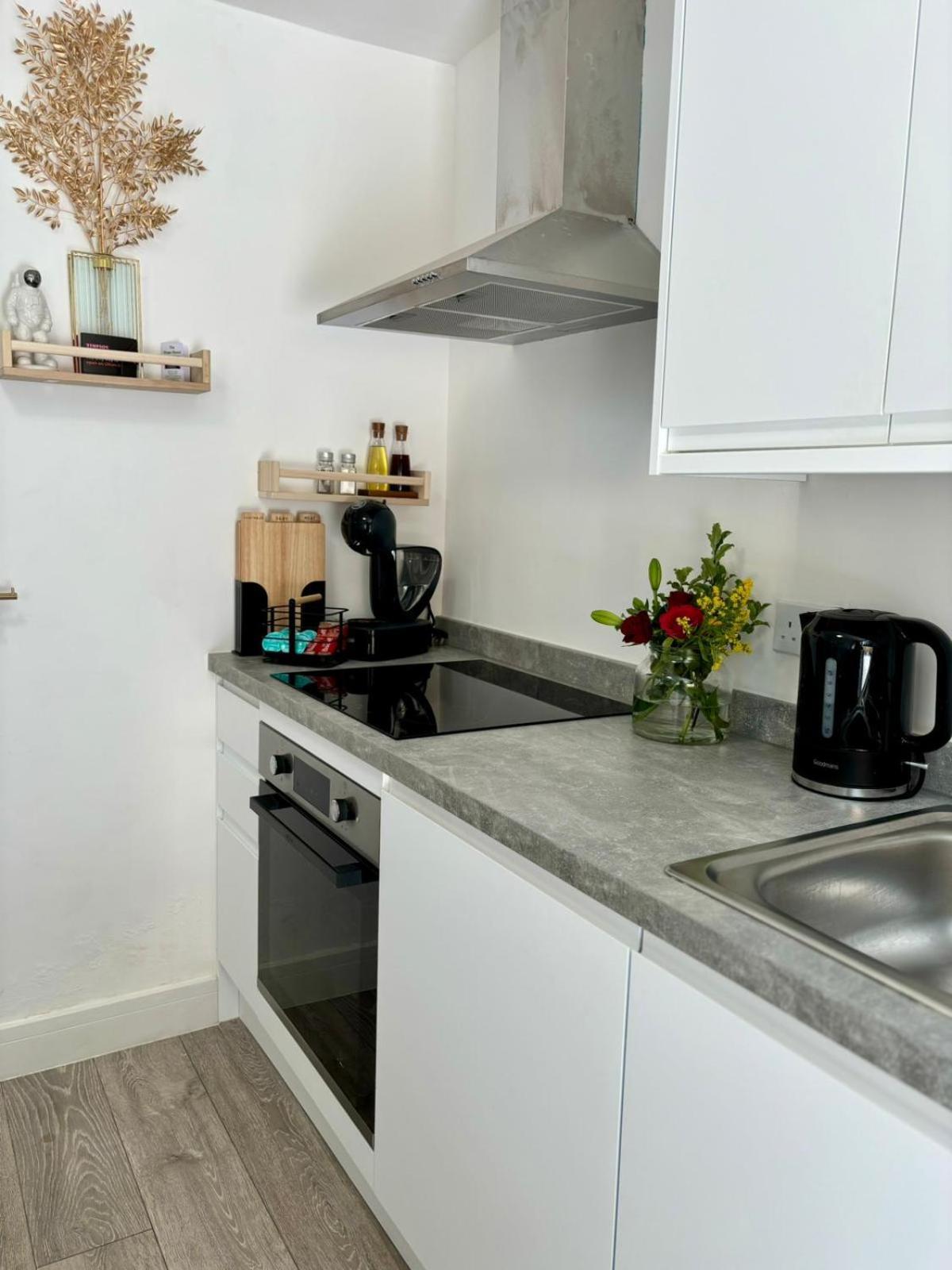 Stylish And Chic Seaside Apartment Southend-on-Sea Bagian luar foto