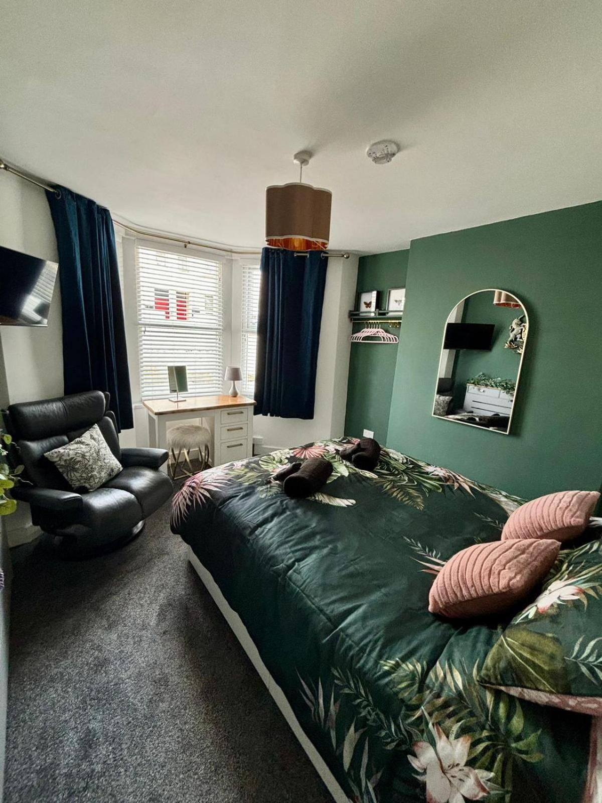 Stylish And Chic Seaside Apartment Southend-on-Sea Bagian luar foto